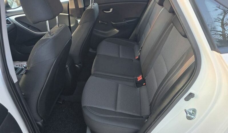 Hyundai i30 5 drzwi 1,4 benzynka  99 KM w bardzo ładnym stanie !!! full