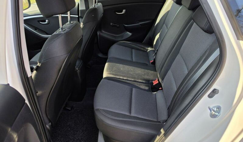 Hyundai i30 5 drzwi 1,4 benzynka  99 KM w bardzo ładnym stanie !!! full