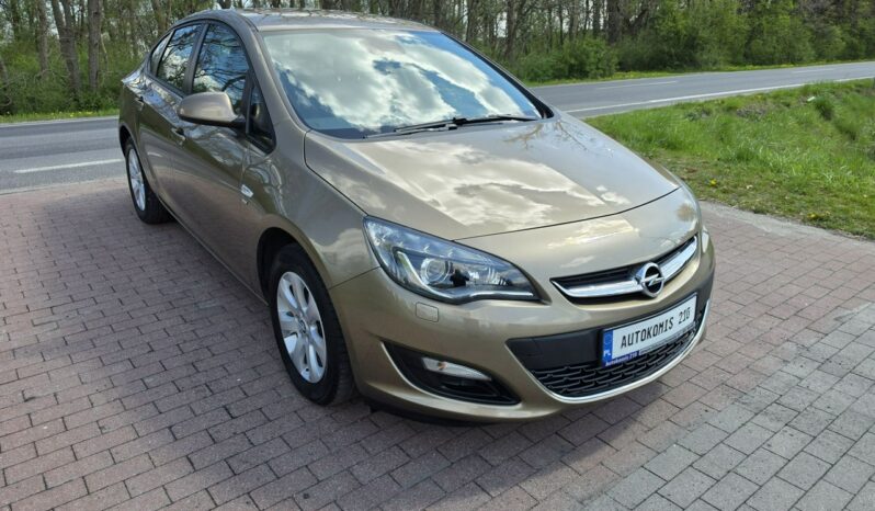 Opel Astra Sedan 1,4 benzynka w pięknym kolorze niski przebieg 117 tys full