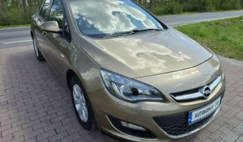 Opel Astra Sedan 1,4 benzynka w pięknym kolorze niski przebieg 117 tys full