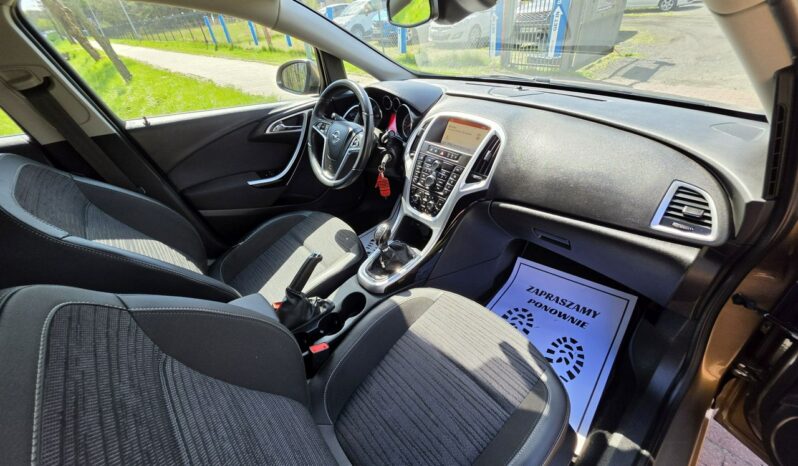 Opel Astra Sedan 1,4 benzynka w pięknym kolorze niski przebieg 117 tys full