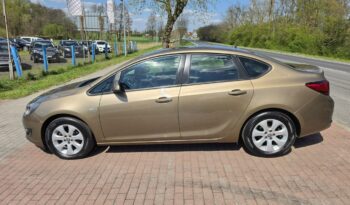Opel Astra Sedan 1,4 benzynka w pięknym kolorze niski przebieg 117 tys full