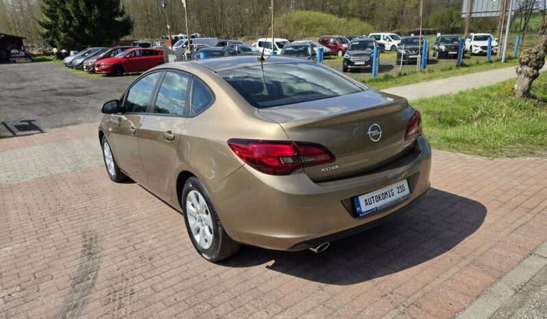Opel Astra Sedan 1,4 benzynka w pięknym kolorze niski przebieg 117 tys full