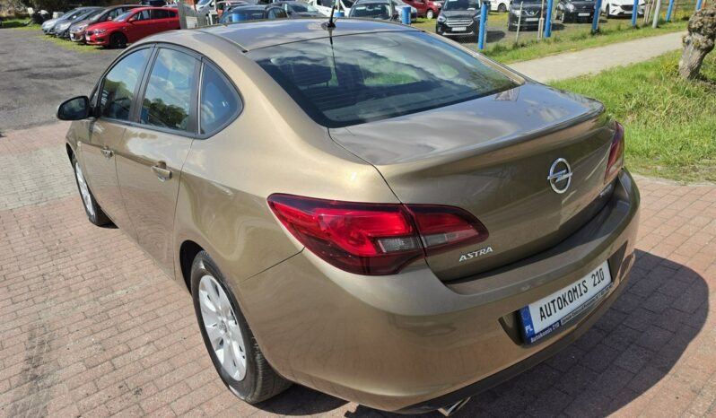 Opel Astra Sedan 1,4 benzynka w pięknym kolorze niski przebieg 117 tys full