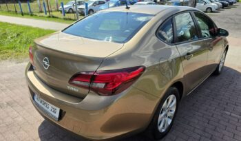 Opel Astra Sedan 1,4 benzynka w pięknym kolorze niski przebieg 117 tys full