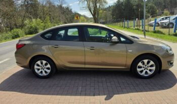 Opel Astra Sedan 1,4 benzynka w pięknym kolorze niski przebieg 117 tys full