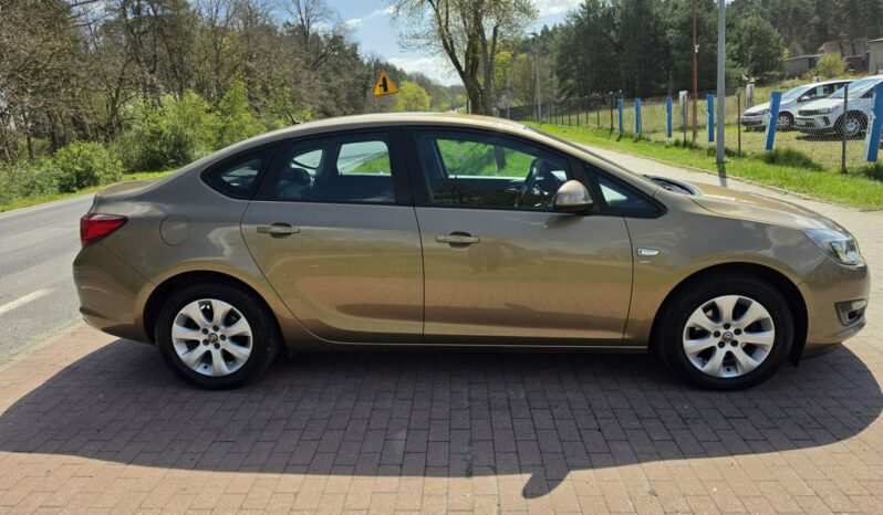 Opel Astra Sedan 1,4 benzynka w pięknym kolorze niski przebieg 117 tys full